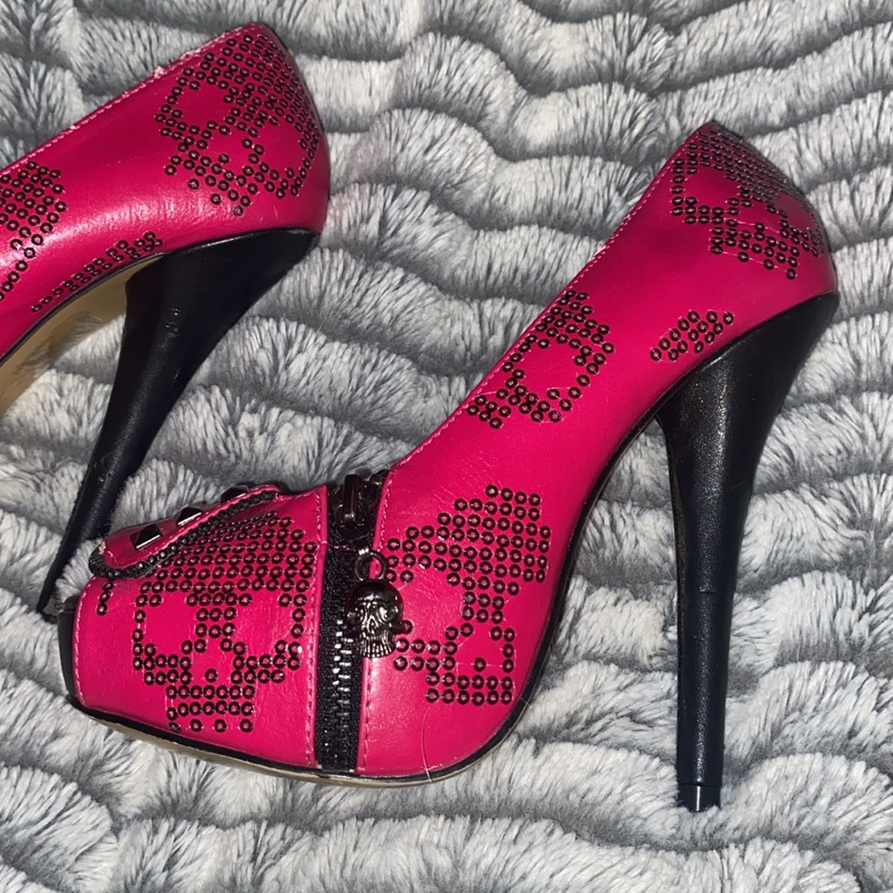 Pink high heels with skull zipper rare size 6 or size 37 it shows barley worn - Picture 3 of 7